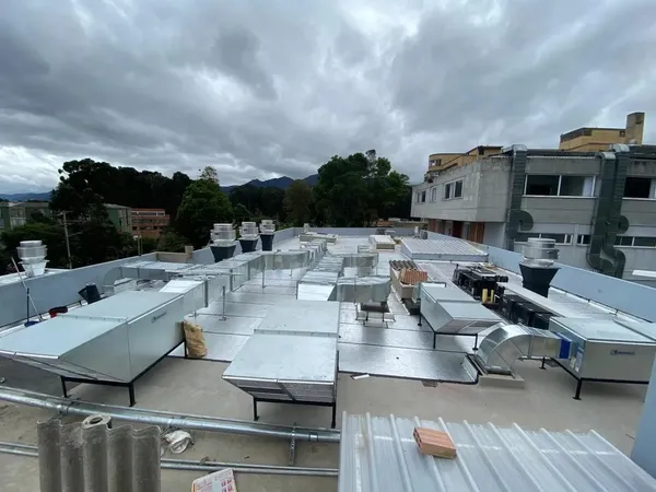 Red de ductos industriales en planta de producción