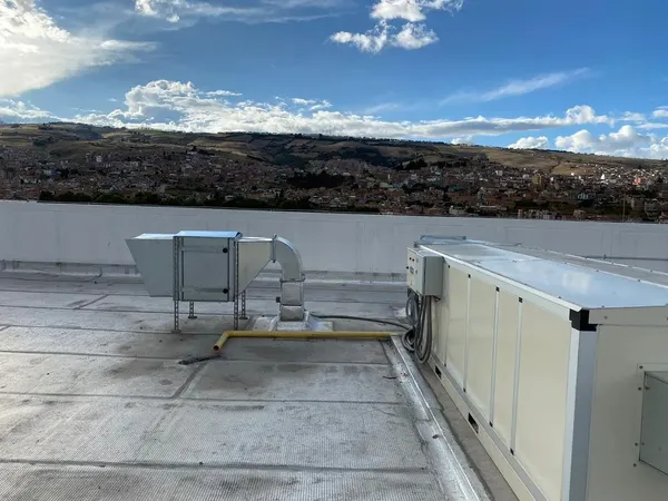 Instalación de ductos expuestos en cubierta industrial